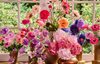 Πώς να δημιουργήσετε μια όμορφη και ανοιξιάτικη διακόσμηση με βάζα και τεχνητά λουλούδια