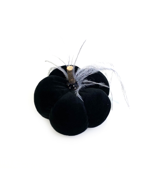 Kολοκύθα Mαύρη Bελούδινη Mε Φτερά Pumpkin Mικρή (10x8 cm)